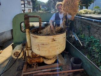 Johannes Prickarz arbeitet mit Stroh und Wasser Altlehm auf © Julia Ricker, Interessengemeinschaft Bauernhaus