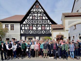 Gemeinschaftsfoto vor Hof Klau © Interessengemeinschaft Bauernhaus, Karsten Stange