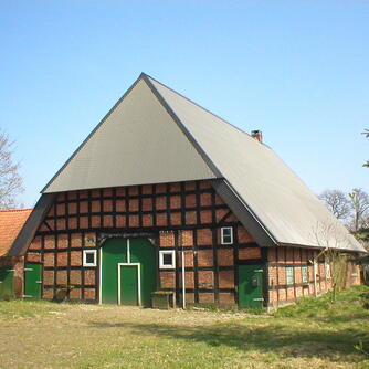 Uenzen, Hofstelle, Wirtschaftsgiebel mit der nach außen gezogenen Grootdör und den eingewachsenen und verrotteten Schwellen (2003) © Interessengemeinschaft Bauernhaus, Jenny Heinrichsdorff-Struß und Herbert Struß