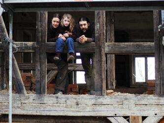 Die Familie während der Baustelle © Interessengemeinschaft Bauernhaus, Sandra Finsterbusch und Jens Wirth