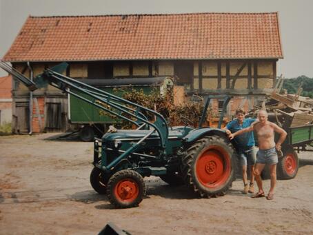 Der Bauherr bei der Schrottentsorgung © Interessengemeinschaft Bauernhaus, Horst-Edgar Hartz