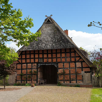 Uenzen, Hofstelle, Wirtschaftsgiebel mit rückgebautem Vorschauer (2021) Den Zwischentrakt zwischen Wohnhaus und Schweinestall haben wir abgerissen, da es an der Nahtstelle zwischen Stroh- und Pfannendach vor der Anbringung der Aluminiumbleche zu massiven Wasserschäden gekommen war, die wir im neuen Dach vermeiden wollten. © Interessengemeinschaft Bauernhaus, Jenny Heinrichsdorff-Struß und Herbert Struß