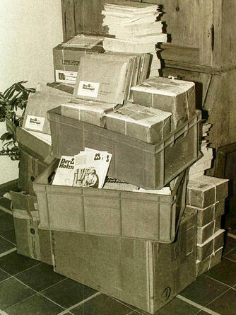 Auf dem Flur von „Huus Veertein“ stehen die ehrenamtlich verpackten Holznägel, abholbereit für die Post © IgB-Archiv