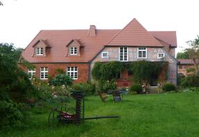 Marlow- Ferienwohnung - Gutshof Alt-Guthendorf