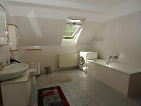Nienstädt - Ferienwohnung ANNO 1911 - Badezimmer mit Badewanne, Dusche & Waschmaschine
