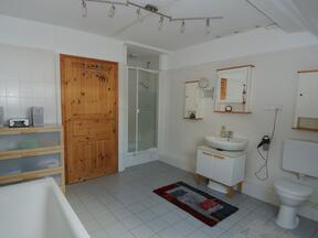 Nienstädt - Ferienwohnung ANNO 1911 - Badezimmer mit Badewanne, Dusche & Waschmaschine