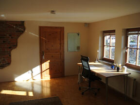 Nienstädt - Ferienwohnung ANNO 1911 - Büroarbeitsplatz im Wohnzimmer