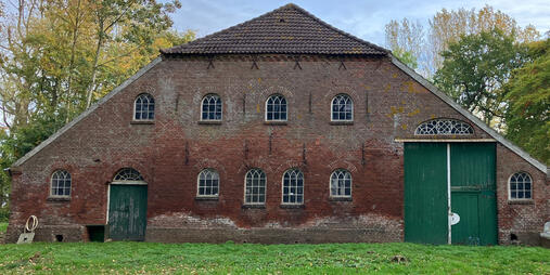 Der Buchenhof in Dornum ist ein typisches Beispiel für viele Gulfhäuser, die derzeit leer stehen und auf Instandsetzung warten © Kai Nilson, Interessengemeinschaft Bauernhaus