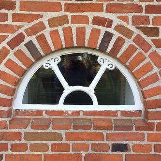 Gusseisen-Halbmondfenster, Haubarg Blumenhof © Interessengemeinschaft Baupflege, Hans-Georg Hostrup