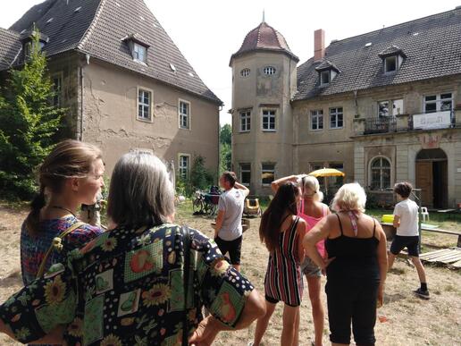 Vor der Preisverleihung hatten die Gäste die Gelegenheit, die Preisträger-Initiative und ihr Projekt bei einer Führung kennenzulernen © Fiona Bunge, Interessengemeinschaft Bauernhaus