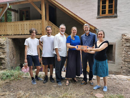 Ausgezeichnet! Im Rahmen einer kleinen Feier haben die Jury-Mitglieder Fiona Bunge und Rolf Novy-Huy (3. u. 2. v. r.) den Akteuren der Kooperative Schloss Gersdorf in Sachsen den Julius-H.-W.-Kraft-Preis übergeben. © Carsten Jung, Interessengemeinschaft Bauernhaus
