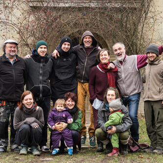 Groß und Klein im alten Heim