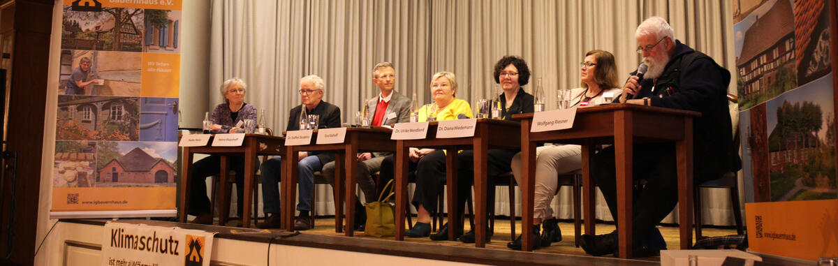 Es diskutierten: Heike Notz (Vorsitzende des Dachverbands Restauratoren im Handwerk e. V. und IgB), Heinz Riepshoff (IgB), Dr. Steffen Skudelny (Vorstand der Deutschen tiftung Denkmalschutz), Eva Viehoff (Landtagsabgeordnete Niedersachsen, Bündnis 90/Die Grünen, Sprecherin für Kultur, Erwachsenenbildung und Denkmalschutz), Dr. Ulrike Wendland (Geschäftsführerin des Deutschen Nationalkomitees für Denkmalschutz), Dr. Diana Wiedemann (Architektin, Vorsitzende von Bauwerk Schwarzwald e. V. und Referentin für Denkmalschutz der Architektenkammer Baden-Württemberg). Die  Moderation lag bei Wolfgang Riesner (2. stellv. IgB-Bundesvorsitzender), vlnr. Foto: Christine Kohnke-Löbert