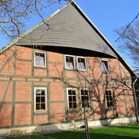 Fachwerksanierung - Gesamtansicht der betroffenen Fachwerkfassade mit Südausrichtung