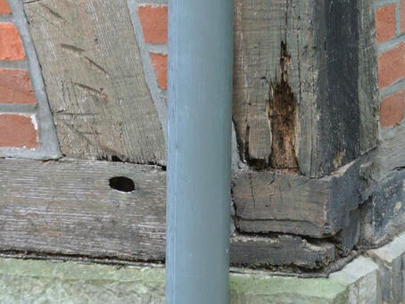 Fachwerk - Schadensbild defekter Eckpfosten im Außenbereich