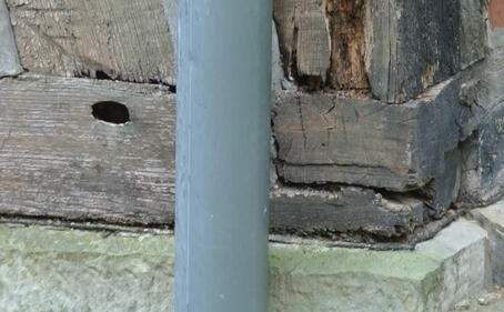 Alte Bittumenbahn unter dem Schwelle