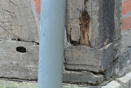 Fachwerk - Aussenfassade - defekter Eckpfosten im unteren Bereich
