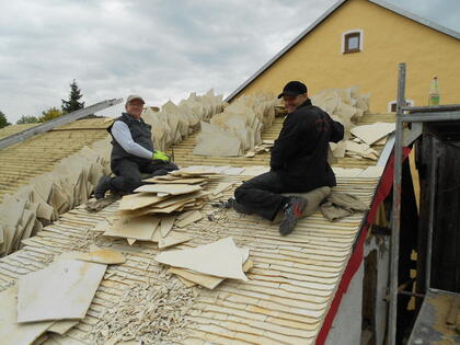 Ein Juradach wird gedeckt © Eva Martiny, Jurahausverein Eichstätt