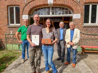 Preisverleihung in Wardenburg mit Stefan Effenberger, Denkmalpfleger im Landkreis Oldenburg, Sven Rathjen, Annekatrin Reißauer, Jurymitglied Dr. Volker Gläntzer und Heinz Riepshoff, Laudator und IgB-Landesbeauftragter für Niedersachsen (v. l. n. r.), © Interessengemeinschaft Bauernhaus, Bernd Kunze
