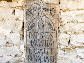 Weinbauernhaus im Kraichgau, (Bund-)Ständer mit freigelegter Inschrift © Interessengemeinschaft Bauernhaus, Christoff Röhm