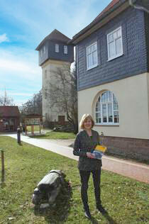 Sabine Poenicke vor dem alten Bahnhof in Fürstenhagen, AS Naturpark Eichsfeld © Interessengemeinschaft Bauernhaus