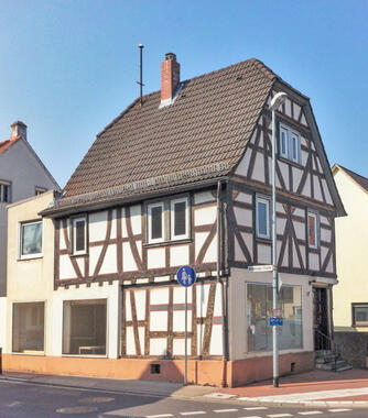 Ehemalige Huf- und Nagelschmiede Bad Vilbel, Friedberger Straße, Ansicht im Jahr 2015 mit Schaufenstern der 1960er Jahre © Interessengemeinschaft Bauernhaus, Christian Wilhelm