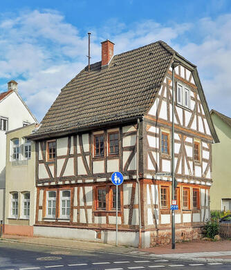 Bad Vilbel, Friedberger Straße, Ansicht 2018: wiedererrichtetes Fachwerk im Erdgeschoss und Einbau von Holzfenstern © Interessengemeinschaft Bauernhaus, Christian Wilhelm