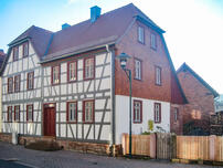 November 2013 - nach der Sanierung: Der straßenseitige Giebel wurde auch aus statischen Gründen wieder errichtet. ©Interessengemeinschaft Bauernhaus, Giegerich